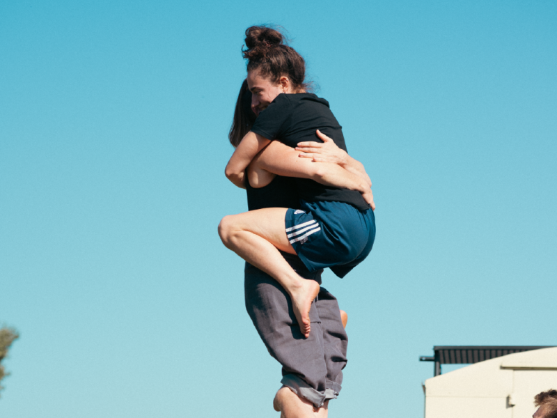 [CIRQUE-TH��TRE QUARTIER D'�T�] HUGS & HANDSHAKES